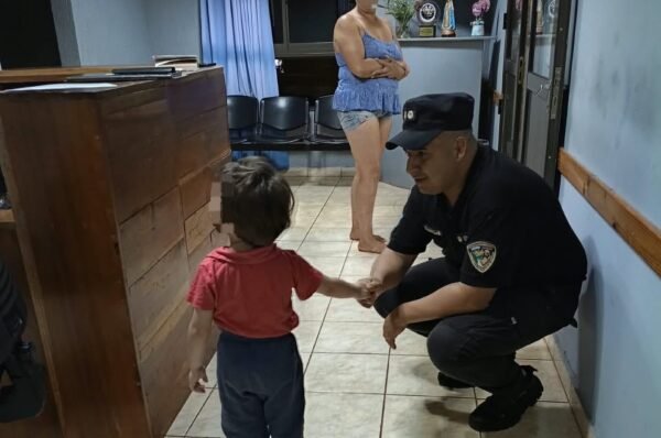 La Policía encontró a un niño de 3 años que se había alejado de su vivienda en Alvear