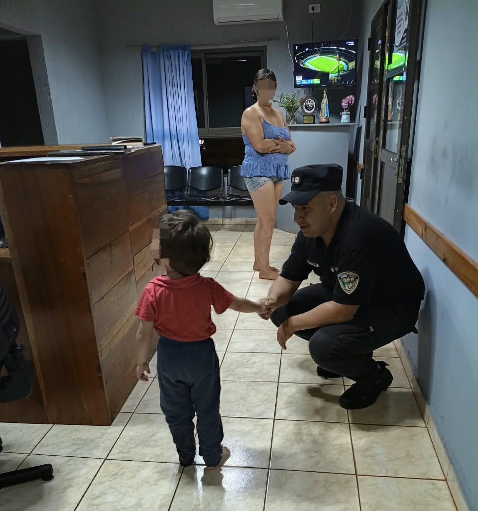 La Policía encontró a un niño de 3 años que se había alejado de su vivienda en Alvear