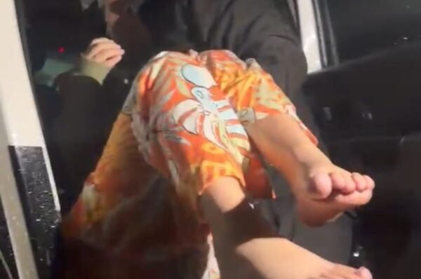 En plena tormenta, policías asistieron a una adolescente descompensada y la trasladaron al hospital