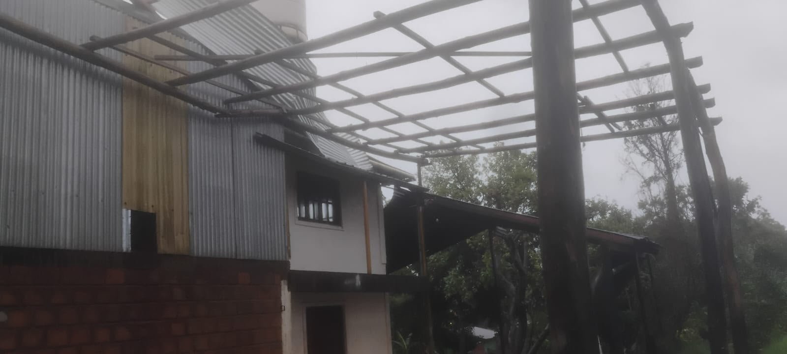 La Policía detectó voladuras de techos y caída de árboles y postes en distintos puntos de Misiones durante las tormentas