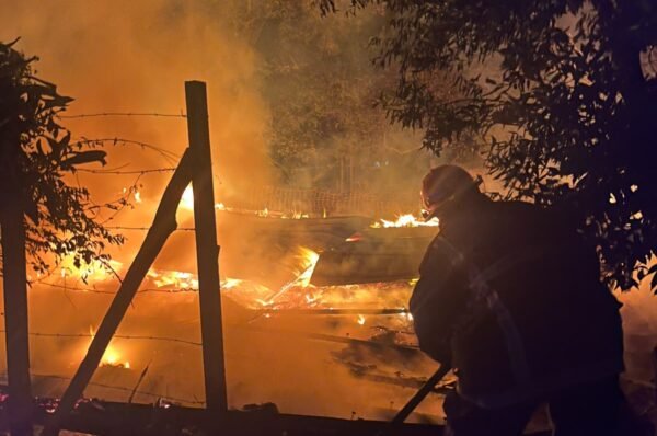 Un incendio destruyó una vivienda en Oberá y los bomberos evitaron que alcanzara otras casas