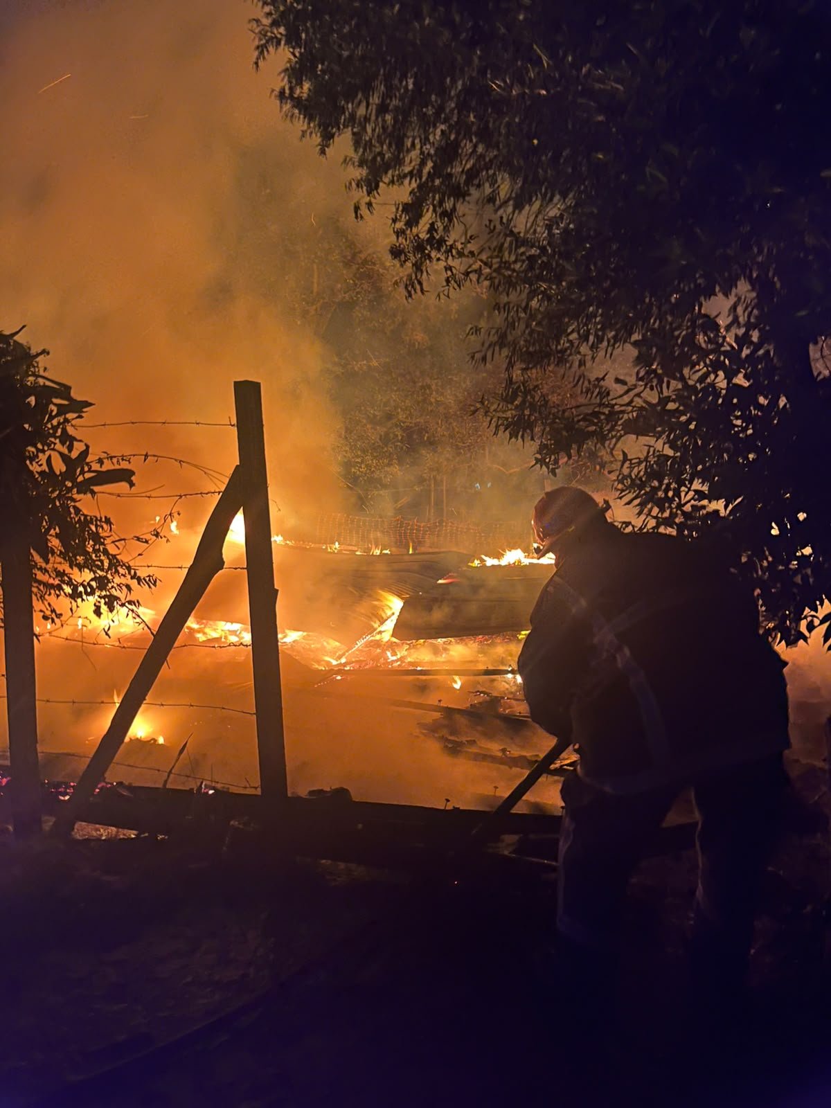 Un incendio destruyó una vivienda en Oberá y los bomberos evitaron que alcanzara otras casas