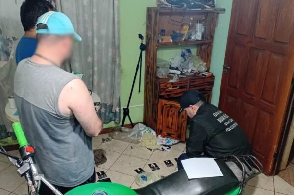 La Policía secuestró marihuana y cocaína durante un allanamiento en Campo Viera