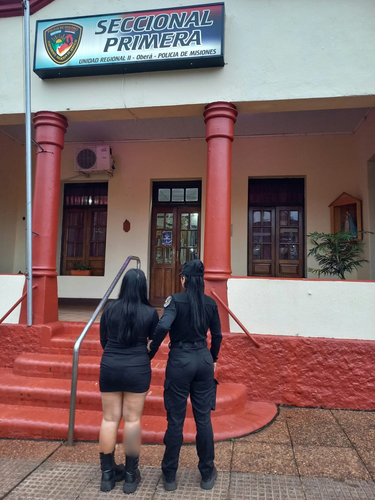 Una mujer fue detenida y una adolescente demorada tras una pelea frente a un boliche en Oberá