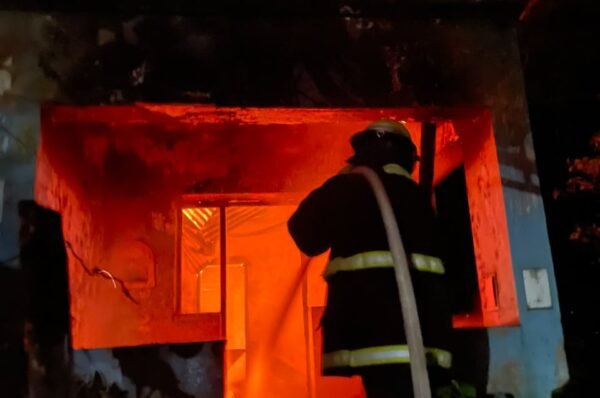 Bomberos controlaron un incendio en una vivienda abandonada de Puerto Panambí