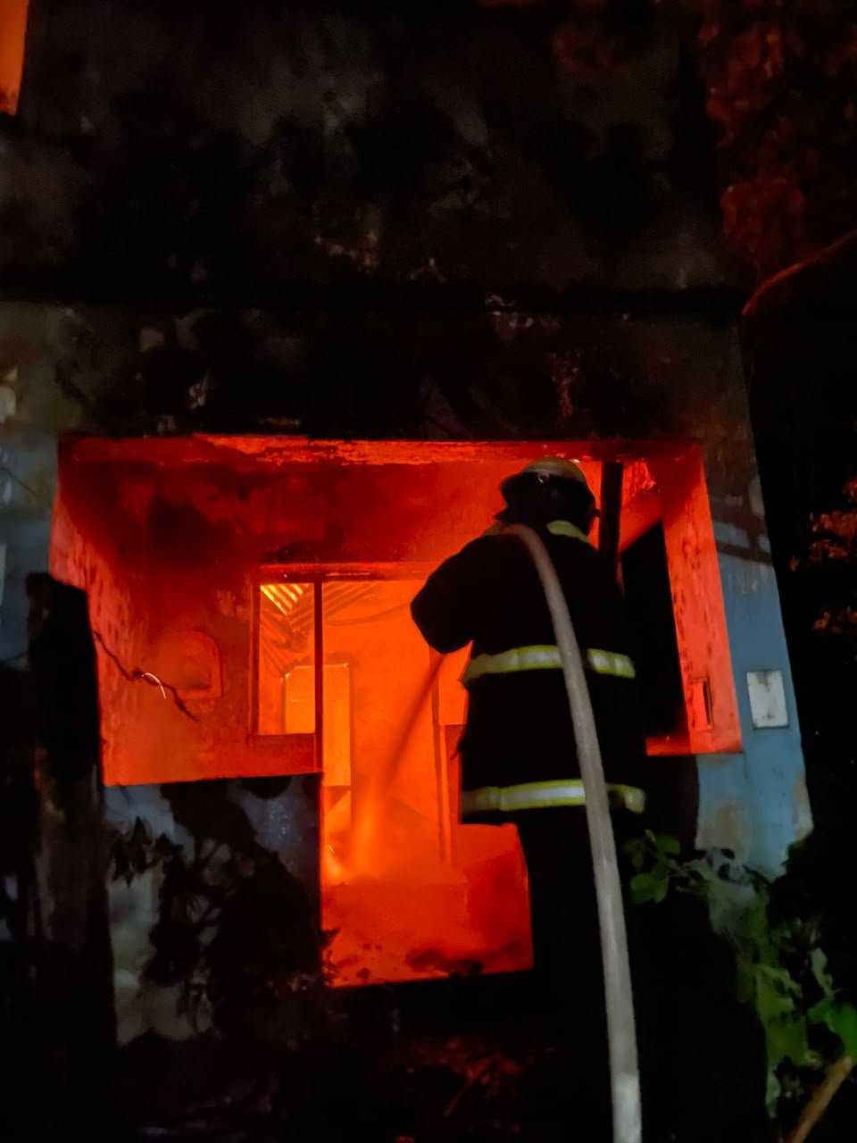 Bomberos controlaron un incendio en una vivienda abandonada de Puerto Panambí