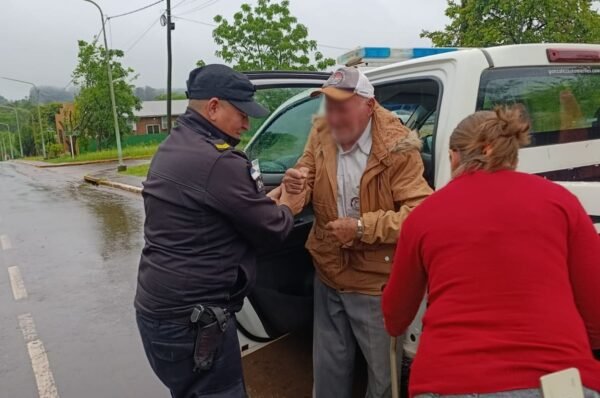 Un hombre de 85 años caminaba bajo la lluvia por la ruta 14 y la Policía lo llevó a su casa