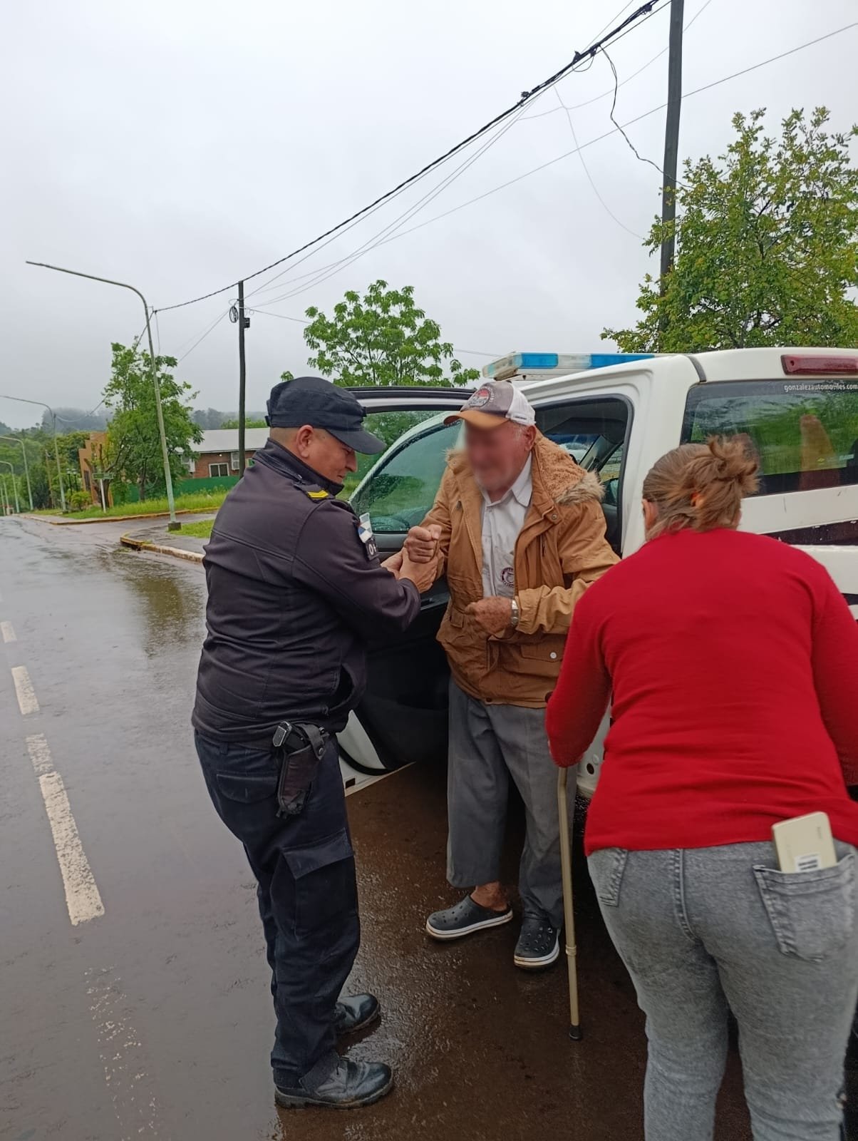 Un hombre de 85 años caminaba bajo la lluvia por la ruta 14 y la Policía lo llevó a su casa