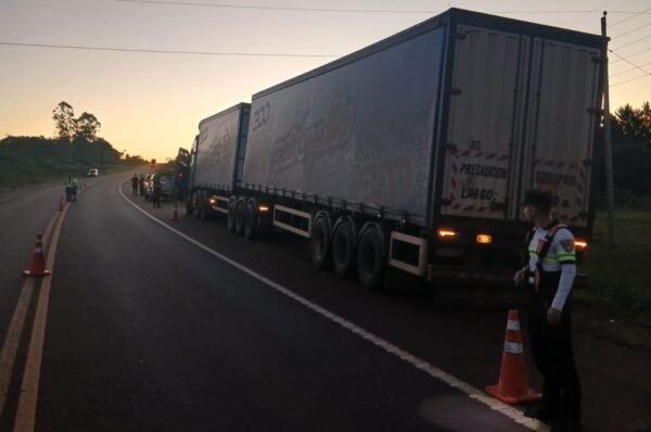 Conducía un camión bitren en zigzag por la Ruta 14 y dio positivo de alcoholemia con 1,83 g/l