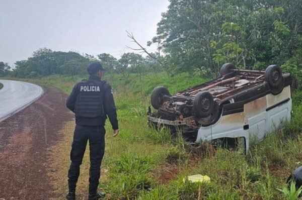 Una mujer y un niño resultaron lesionados tras el despiste de una camioneta en Villa Bonita