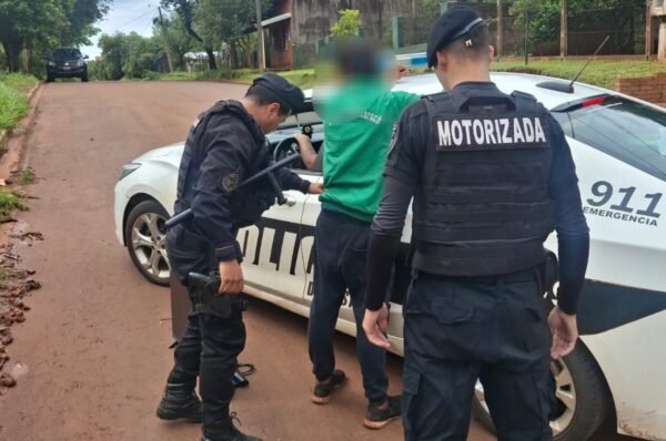 Demoraron a un hombre en Oberá que llevaba un cuchillo y un televisor de dudosa procedencia