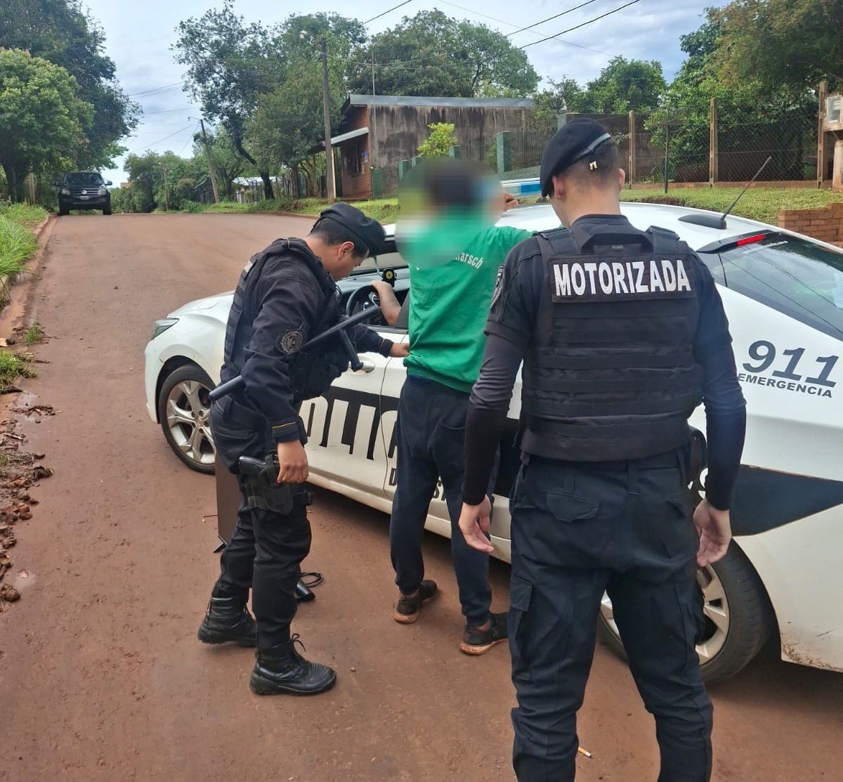 Demoraron a un hombre en Oberá que llevaba un cuchillo y un televisor de dudosa procedencia