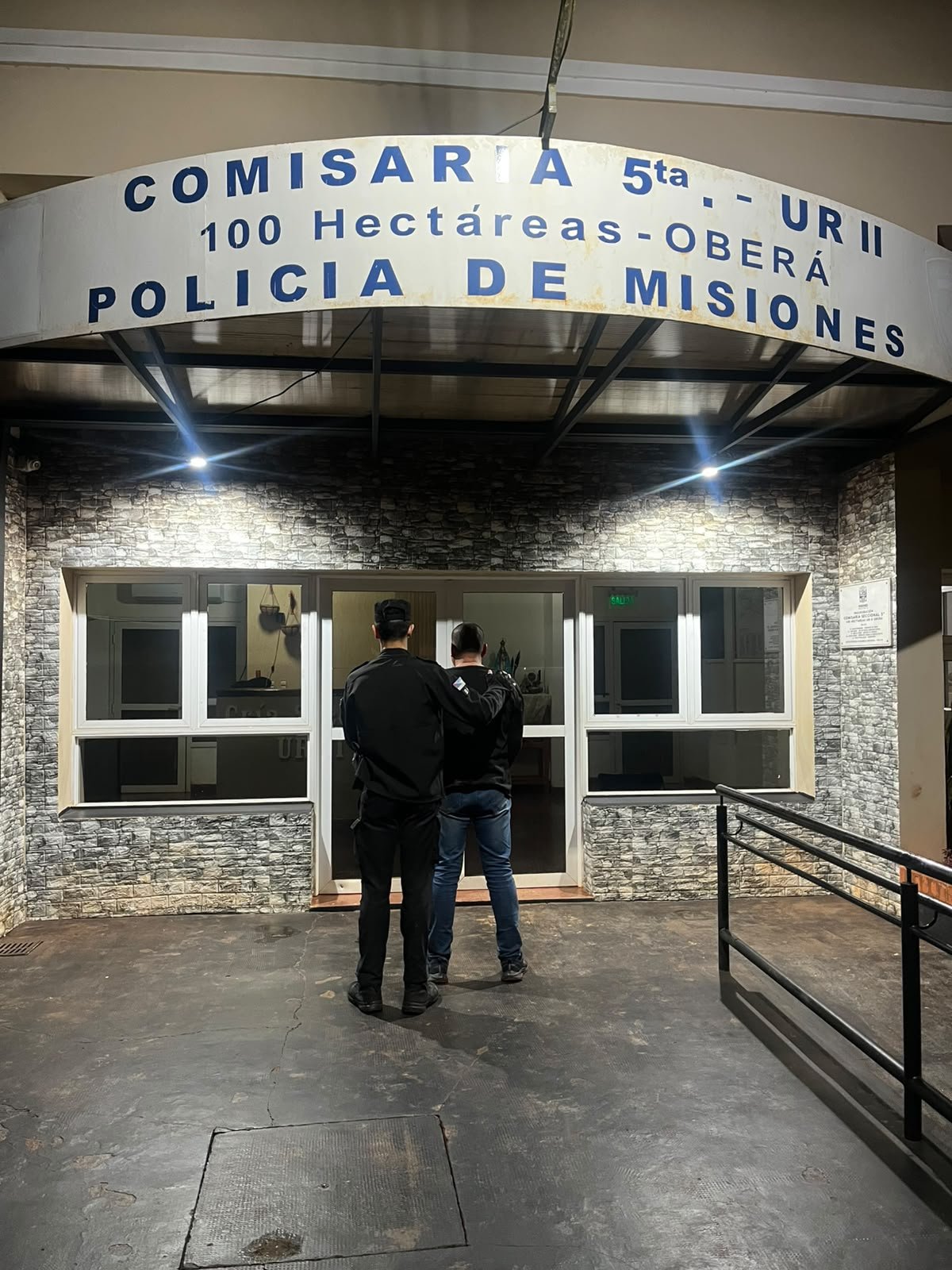Conducía alcoholizado, chocó una moto estacionada y terminó contra un muro en Oberá