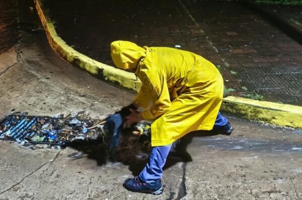 El Niño continúa activo y refuerzan la limpieza de alcantarillas en Oberá