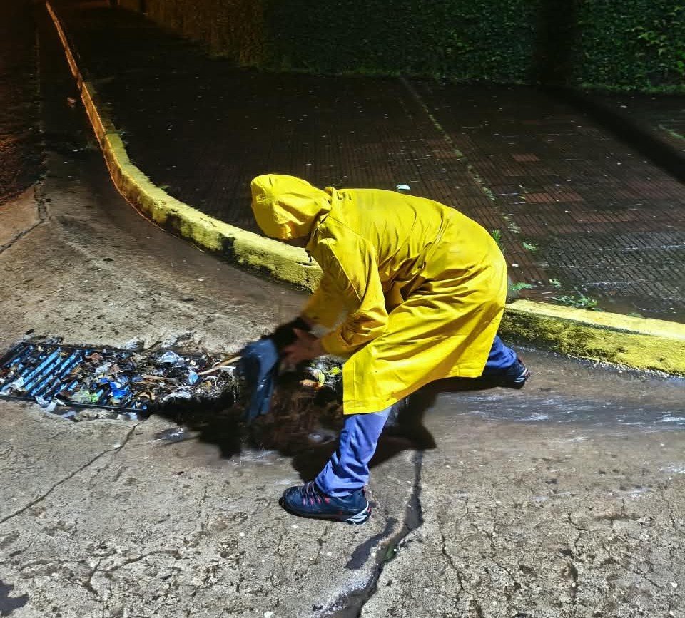 El Niño continúa activo y refuerzan la limpieza de alcantarillas en Oberá